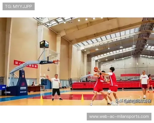 后卫在训练中练习罚球阻挡，表现获得教练慰问