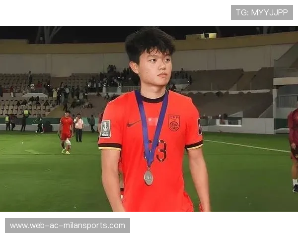 上海海港杨希抢断后长驱直入,禁区外爆射击中横梁 上海海港杨希抢断后长驱直入,禁区外爆射击中横梁